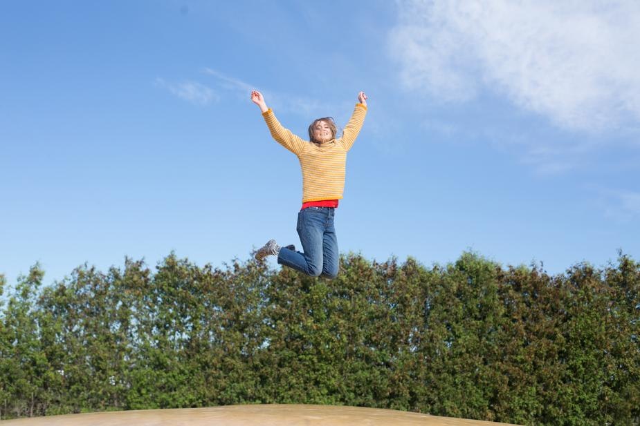 shopify tools: Burst photo shows A woman jumps in mid air outside