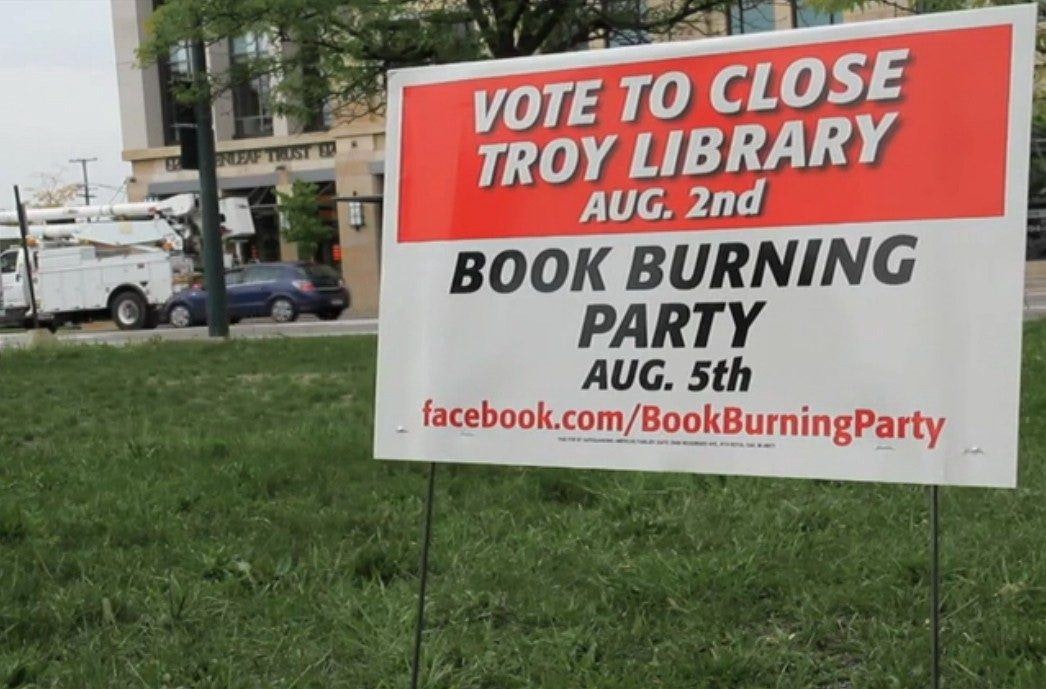 Guerilla Marketing - Bücherverbrennung in Troy, Michigan