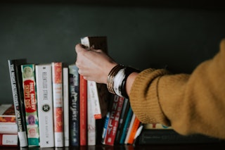 The 12 Top Business Books for Entrepreneurs Starting a Business