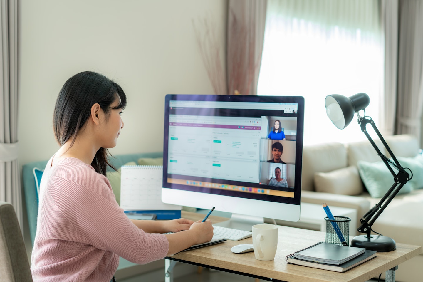 Como gravar a tela do PC: mulher assistindo um webinar gravado