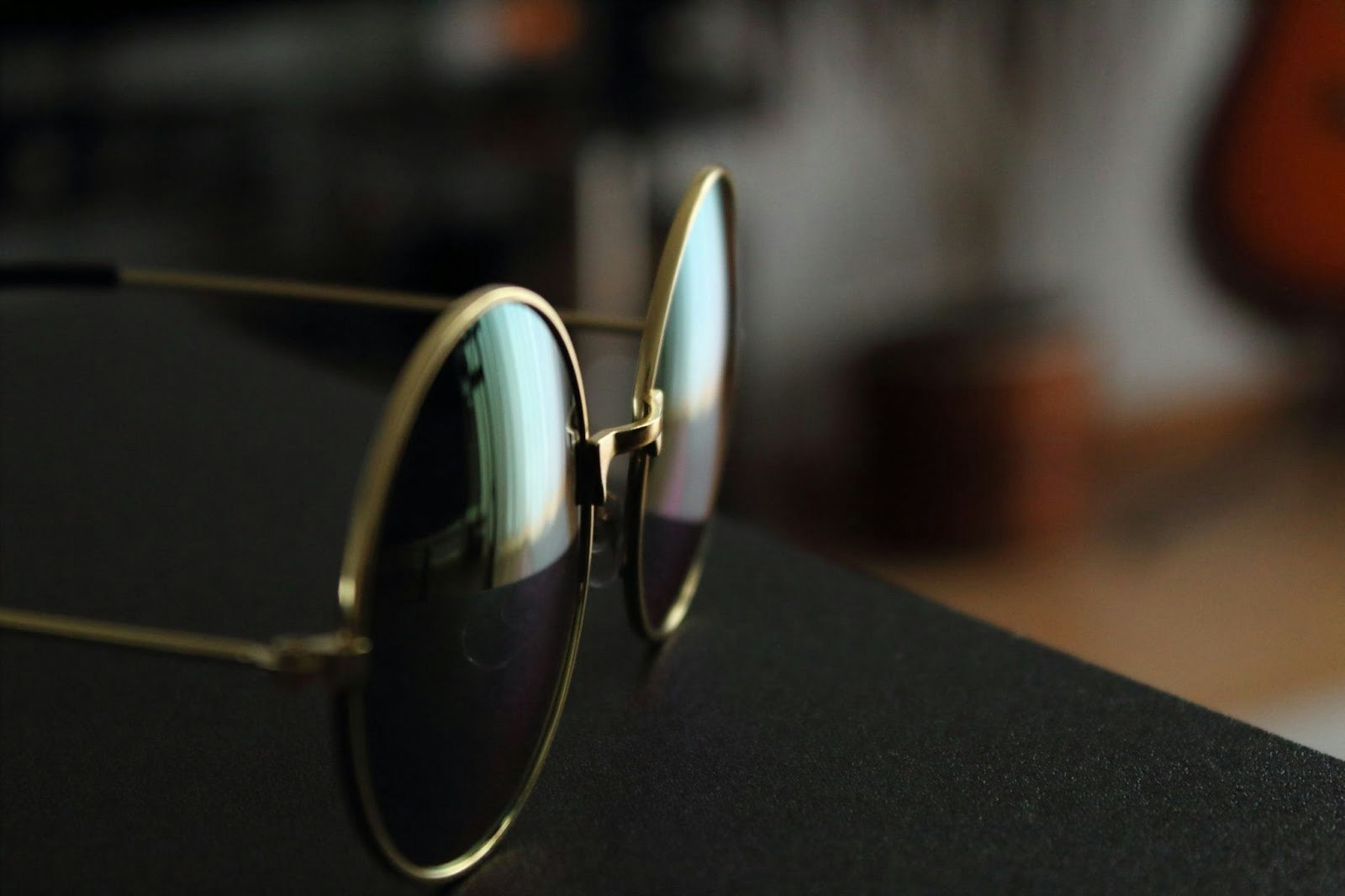 varianten der Produktfotografie; hier eine Nahaufnahme einer Sonnenbrille mit Boket