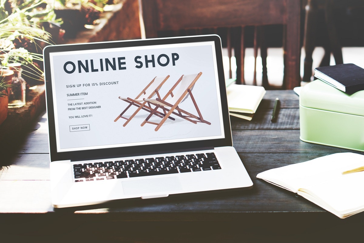 Online Shop Hosting - Bild mit einem Laptop und einem Onlineshop